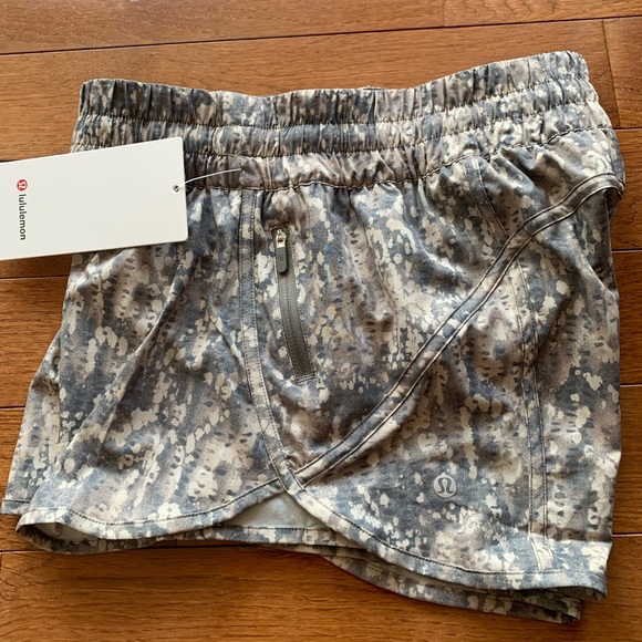 LULULEMON TRACKER SHORT-GRITSTONE WHITE OPAL MULTI - Picture 4 of 10